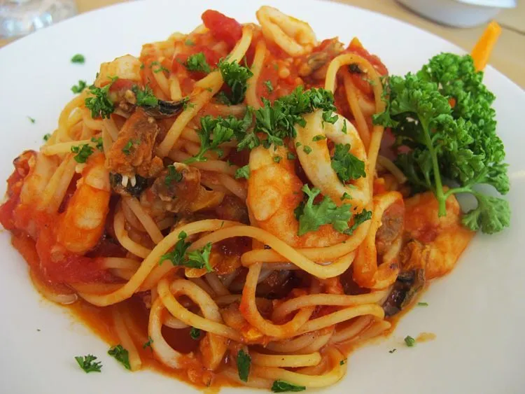 7 Resep Spaghetti Rumahan, Nggak Kalah Enak dari Restoran 14