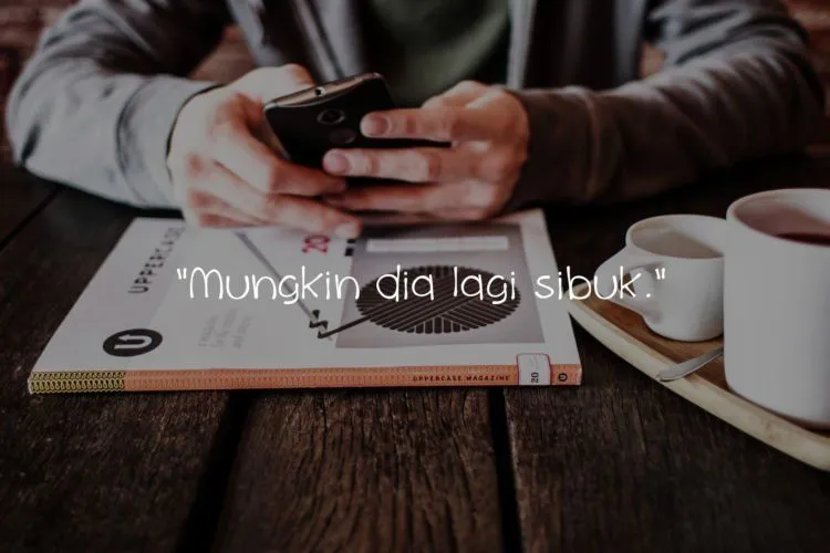 10 Pikiran Aneh Cowok Saat Cewek Incarannya Nggak Bales Chat. Jangan Dikira Adem-adem Aja! 13