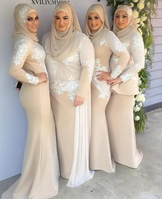10 Inspirasi Gaun Kebaya Bridesmaid Berhijab. Sopan dan Jauh dari Kesan Berlebihan! 17