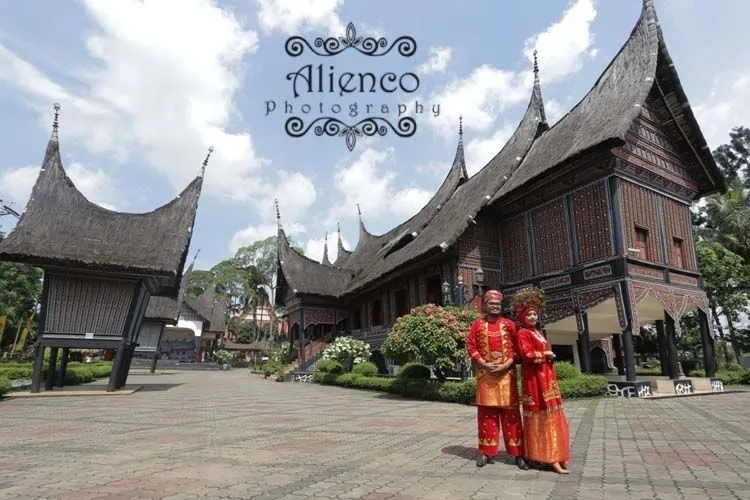 16 Inspirasi Foto Prewedding Bertemakan Tradisional! Berkesan Arif Dan Berbudaya! 24