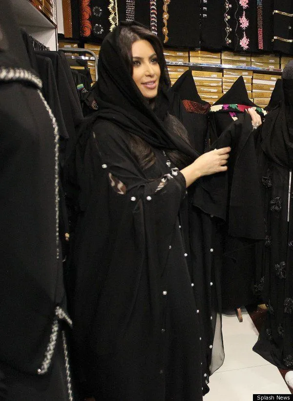 Jilbab Ternyata Nggak Cuma Soal Agama, 14 Seleb Hollywood Ini Pakai Juga dengan Berbagai Alasan 24