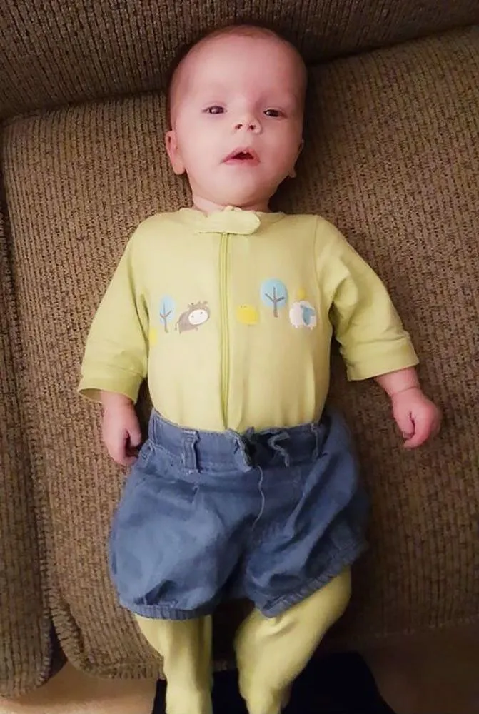 8 Foto yang Jadi Bukti Ayah Tahunya Anak Udah Pakai Baju Aja, Rapi atau Serasi Dipikir Kapan-Kapan 11