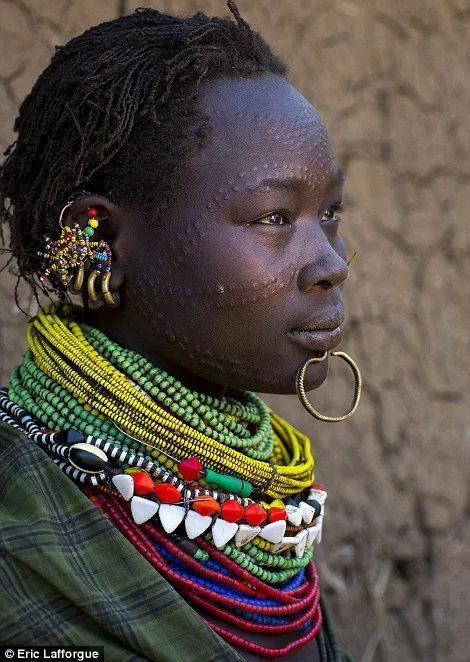 Tradisi Menyayat Wajah Suku Dinka di Sudan. Sebuah Bukti Bahwa Kecantikan Memang Relatif Sih ya... 10