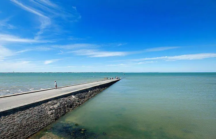 Aneh Tapi Nyata! Jalanan di Laut Perancis Ini Bisa Timbul Tenggelam. Kamu Berani Lewat Sana? 12
