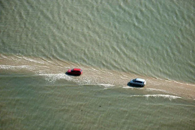 Aneh Tapi Nyata! Jalanan di Laut Perancis Ini Bisa Timbul Tenggelam. Kamu Berani Lewat Sana? 8