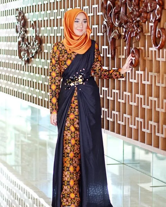 Agar Kondanganmu Tak Begitu-gitu Saja, Simak 12 Padu Padan Batik untuk Kamu yang Berhijab! 22