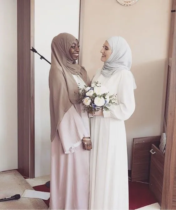 10 Inspirasi Gaun Kebaya Bridesmaid Berhijab. Sopan dan Jauh dari Kesan Berlebihan! 16