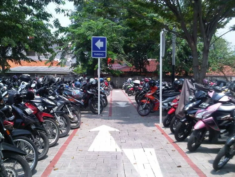 Caramu Memarkir Motor Mencerminkan Kepribadianmu Lho, Jangan Sembarang Makan Tempat Kosong Makanya 9