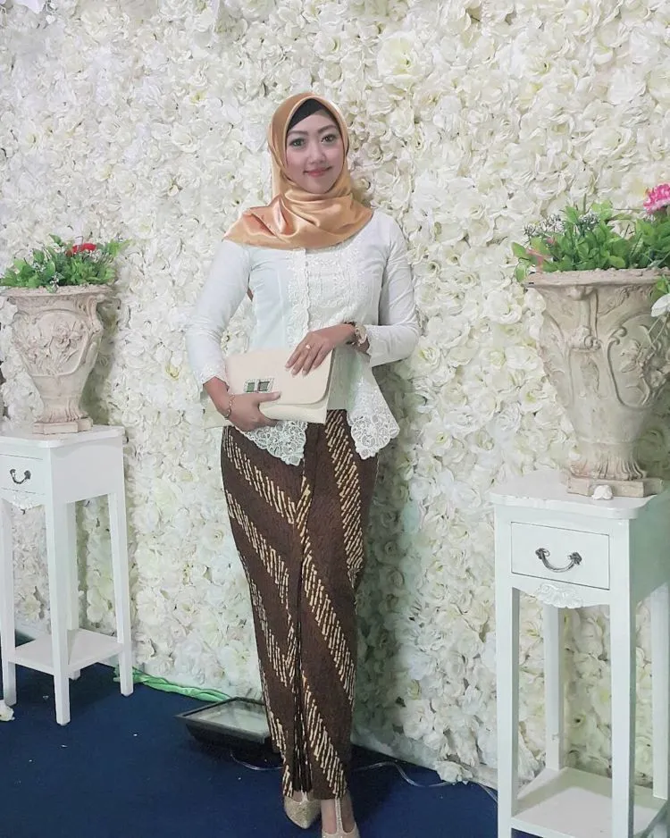 Siapa Bilang Kebaya Encim Cuma Cocok Untuk Emak-emak? Kamu Juga Bisa Pakai Lho, Bonus Cantik Menanti 14