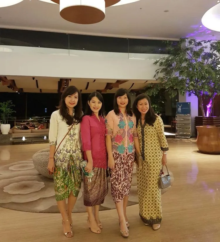 Siapa Bilang Kebaya Encim Cuma Cocok Untuk Emak-emak? Kamu Juga Bisa Pakai Lho, Bonus Cantik Menanti 23