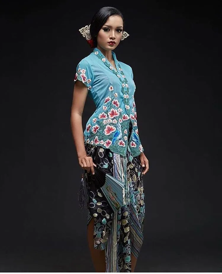 Siapa Bilang Kebaya Encim Cuma Cocok Untuk Emak-emak? Kamu Juga Bisa Pakai Lho, Bonus Cantik Menanti 24
