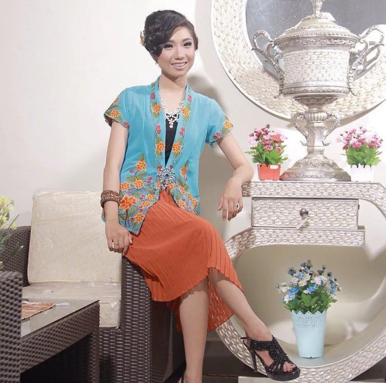 Siapa Bilang Kebaya Encim Cuma Cocok Untuk Emak-emak? Kamu Juga Bisa Pakai Lho, Bonus Cantik Menanti 25