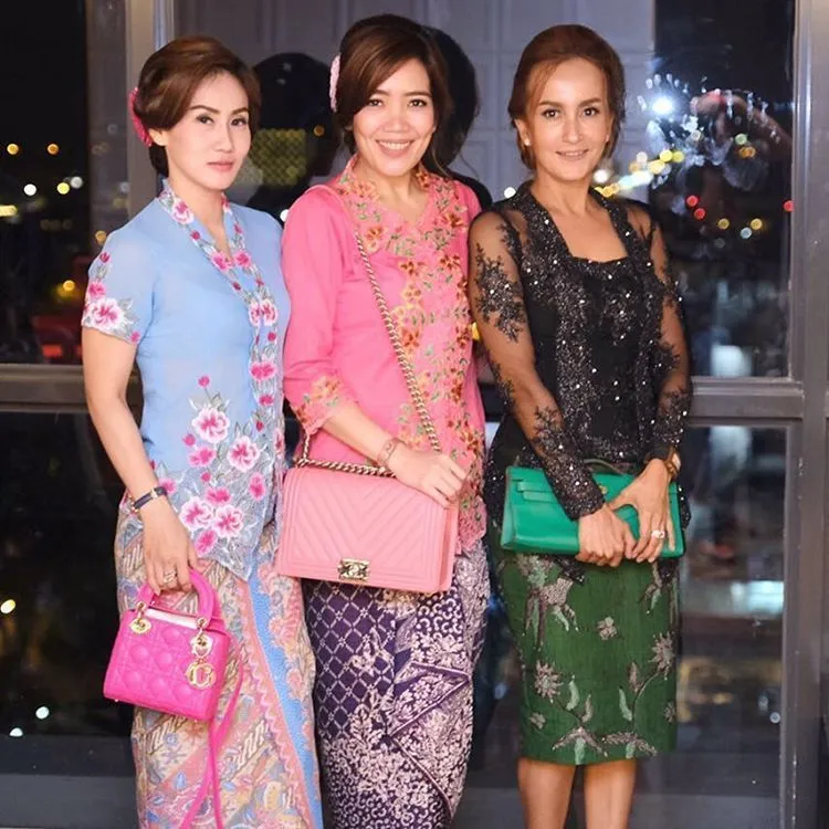 Siapa Bilang Kebaya Encim Cuma Cocok Untuk Emak-emak? Kamu Juga Bisa Pakai Lho, Bonus Cantik Menanti 15