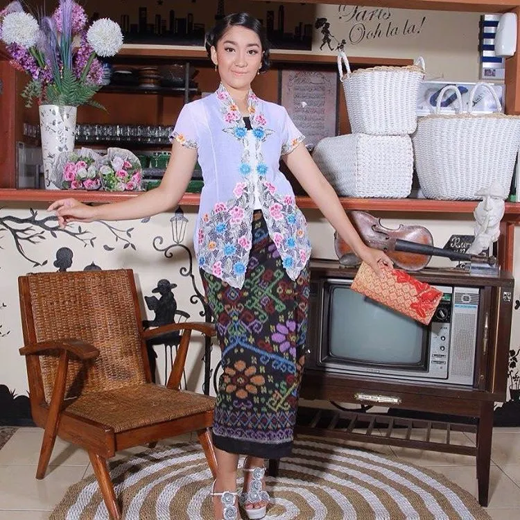 Siapa Bilang Kebaya Encim Cuma Cocok Untuk Emak-emak? Kamu Juga Bisa Pakai Lho, Bonus Cantik Menanti 17