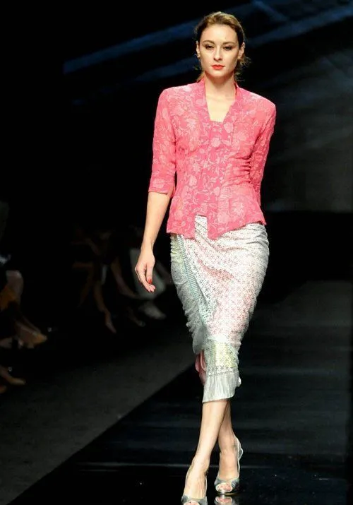 Siapa Bilang Kebaya Encim Cuma Cocok Untuk Emak-emak? Kamu Juga Bisa Pakai Lho, Bonus Cantik Menanti 20