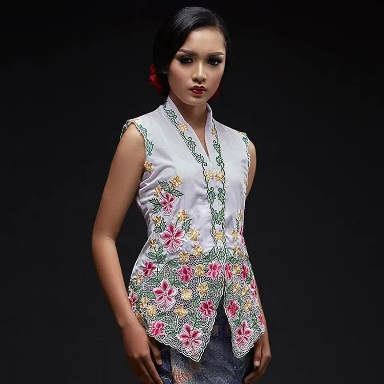 Siapa Bilang Kebaya Encim Cuma Cocok Untuk Emak-emak? Kamu Juga Bisa Pakai Lho, Bonus Cantik Menanti 22