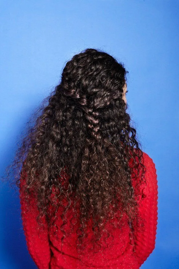 8 Kreasi Tatanan Rambut Keriting Ini Bikin Kamu Ogah Buat Rebonding 14