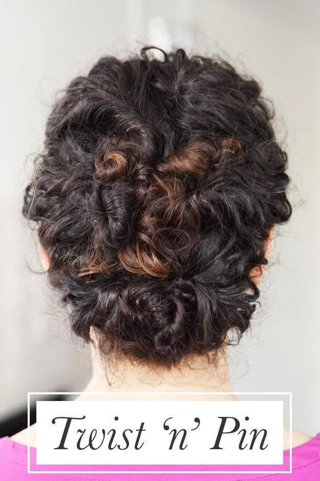 8 Kreasi Tatanan Rambut Keriting Ini Bikin Kamu Ogah Buat Rebonding 12