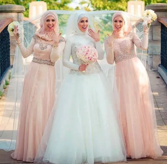 10 Inspirasi Gaun Kebaya Bridesmaid Berhijab. Sopan dan Jauh dari Kesan Berlebihan! 15