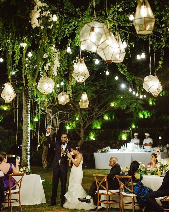 15 Inspirasi Tatanan Lampu Cantik di Pernikahan Outdoor, Murah Meriah Tapi Bikin Resepsimu Naik Kelas 27