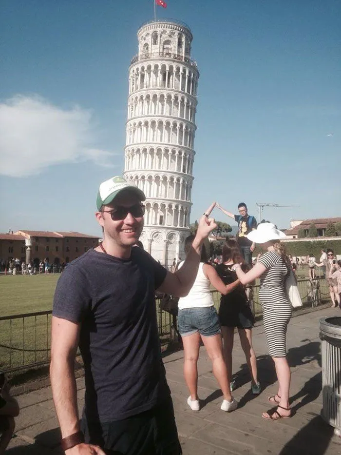 Cowok Ini Iseng Banget Ngerjain Turis yang Foto di Menara Pisa. Kocak dan Bikin Ngakak! 9