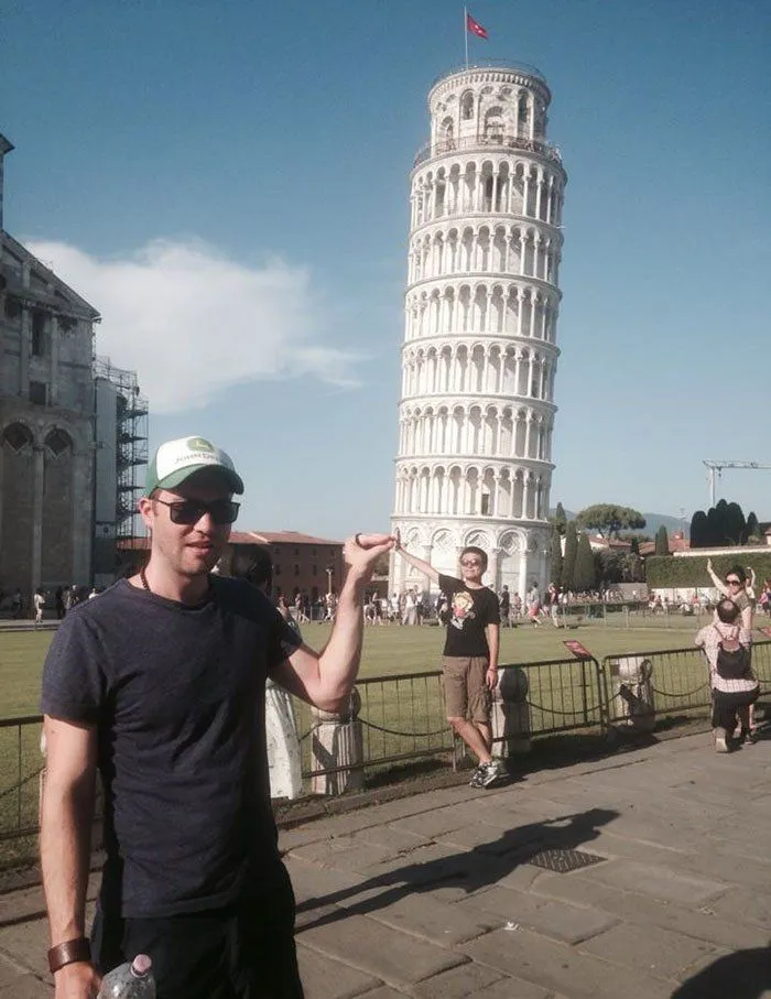 Cowok Ini Iseng Banget Ngerjain Turis yang Foto di Menara Pisa. Kocak dan Bikin Ngakak! 11