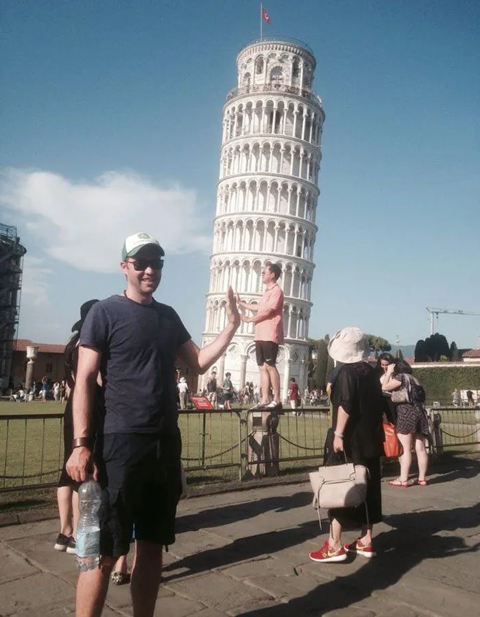 Cowok Ini Iseng Banget Ngerjain Turis yang Foto di Menara Pisa. Kocak dan Bikin Ngakak! 12