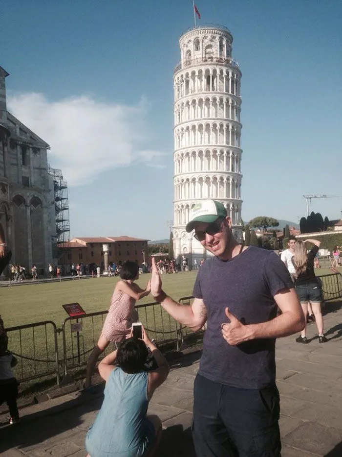 Cowok Ini Iseng Banget Ngerjain Turis yang Foto di Menara Pisa. Kocak dan Bikin Ngakak! 13
