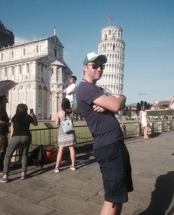 Cowok Ini Iseng Banget Ngerjain Turis yang Foto di Menara Pisa. Kocak dan Bikin Ngakak! 14