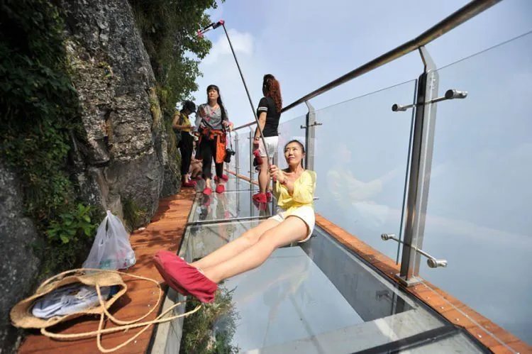 Jalur Kaca di Pinggir Tebing Setinggi 1.403 meter Baru Saja Dibuka. Liat Fotonya Aja Bikin Ngilu Rasanya! 13