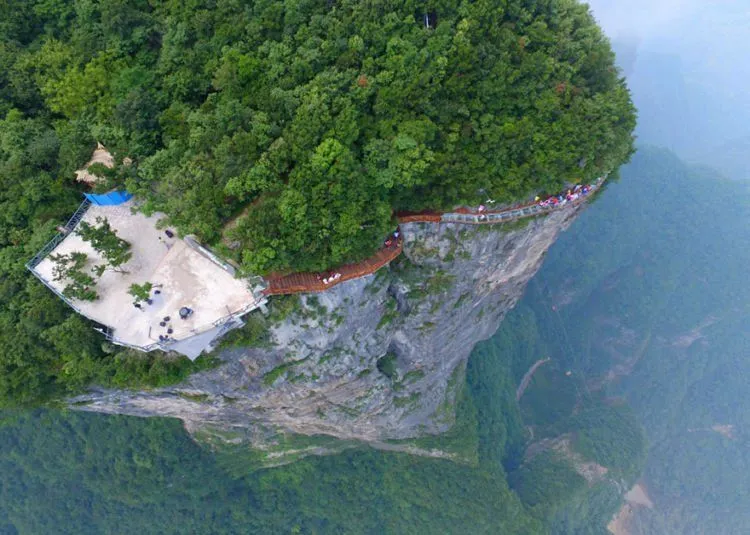 Jalur Kaca di Pinggir Tebing Setinggi 1.403 meter Baru Saja Dibuka. Liat Fotonya Aja Bikin Ngilu Rasanya! 15