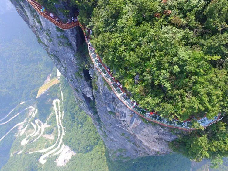 Jalur Kaca di Pinggir Tebing Setinggi 1.403 meter Baru Saja Dibuka. Liat Fotonya Aja Bikin Ngilu Rasanya! 12