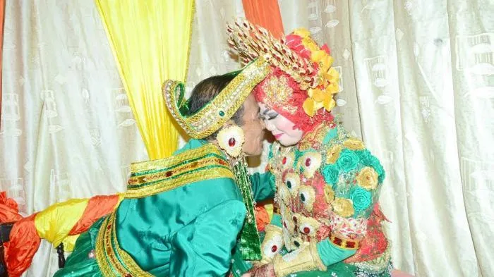 Para Jomblo, Contohlah para Lelaki yang Ketemu Jodoh di Usia Senja ini. Mereka Nggak Patah Semangat! 6