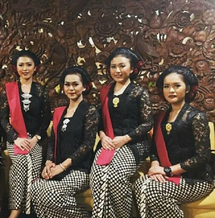 Lupakan Bridesmaid a la Barat, Dandani Sahabatmu dengan 9 Inspirasi Pager Ayu Jawa Ini di Pernikahanmu 17
