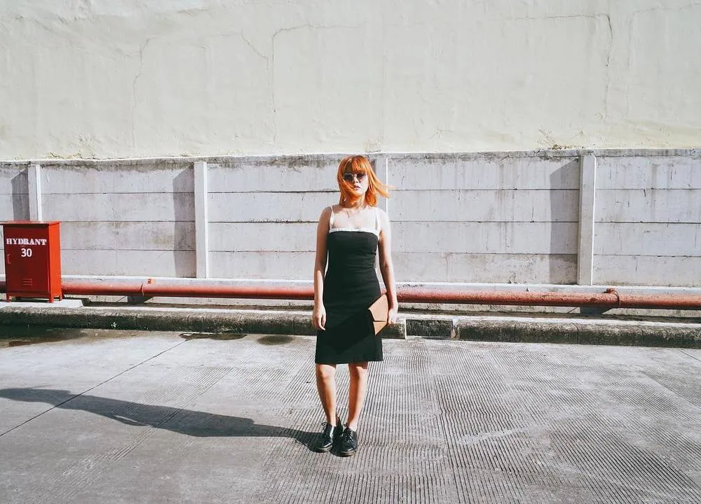 Sering Dikira Mau Layat Karena Pakai Baju Hitam? 12 Jurus Padu Padan Cantik Ini Harus Kamu Coba!