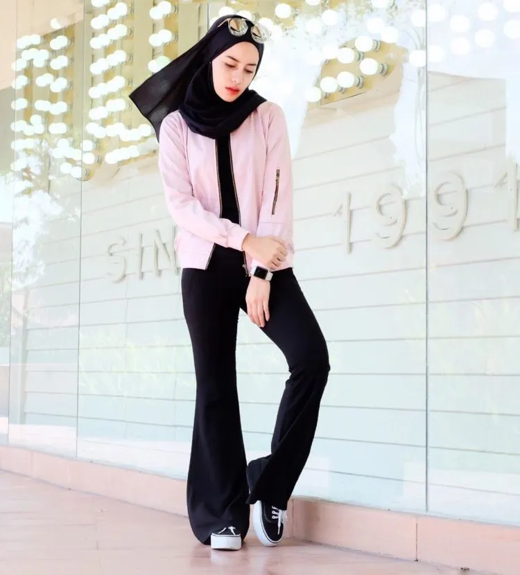 Sering Dikira Mau Layat Karena Pakai Baju Hitam? 12 Jurus Padu Padan Cantik Ini Harus Kamu Coba! 23