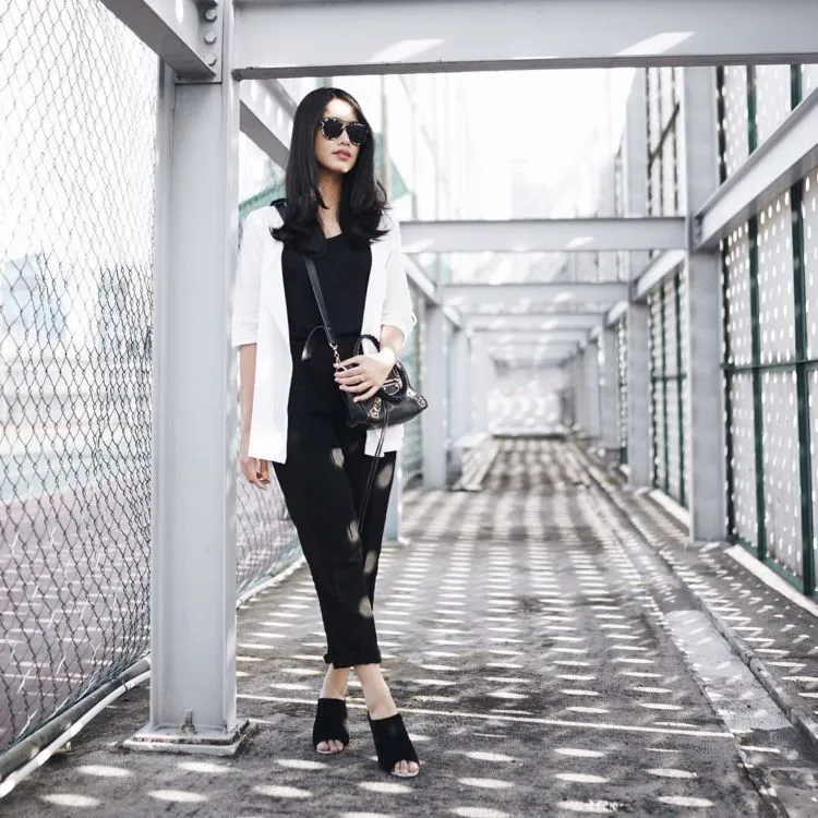 Sering Dikira Mau Layat Karena Pakai Baju Hitam? 12 Jurus Padu Padan Cantik Ini Harus Kamu Coba! 24