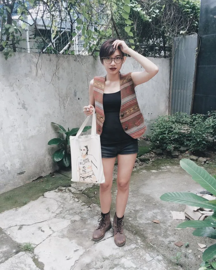 Sering Dikira Mau Layat Karena Pakai Baju Hitam? 12 Jurus Padu Padan Cantik Ini Harus Kamu Coba! 14