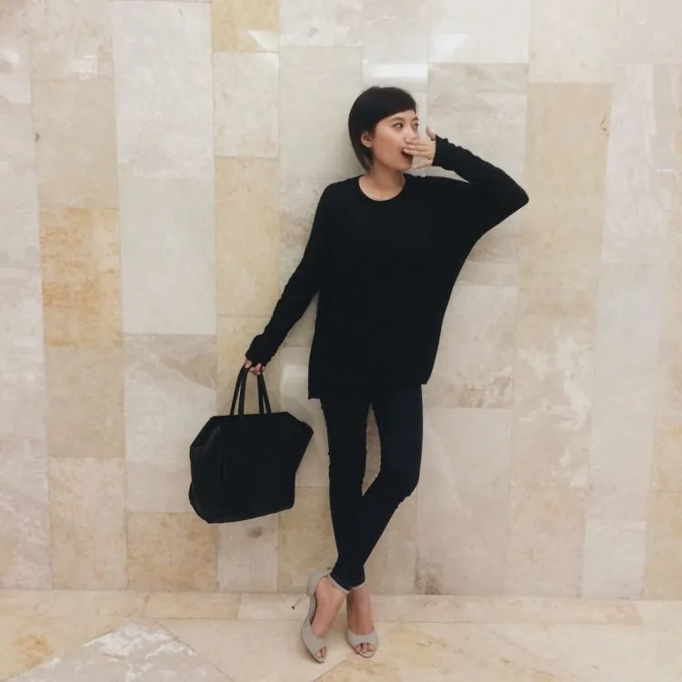 Sering Dikira Mau Layat Karena Pakai Baju Hitam? 12 Jurus Padu Padan Cantik Ini Harus Kamu Coba! 16