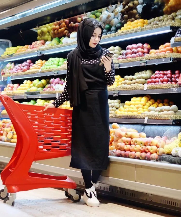 Sering Dikira Mau Layat Karena Pakai Baju Hitam? 12 Jurus Padu Padan Cantik Ini Harus Kamu Coba! 17