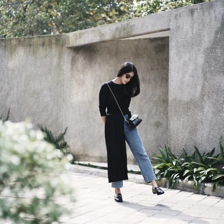 Sering Dikira Mau Layat Karena Pakai Baju Hitam? 12 Jurus Padu Padan Cantik Ini Harus Kamu Coba! 20