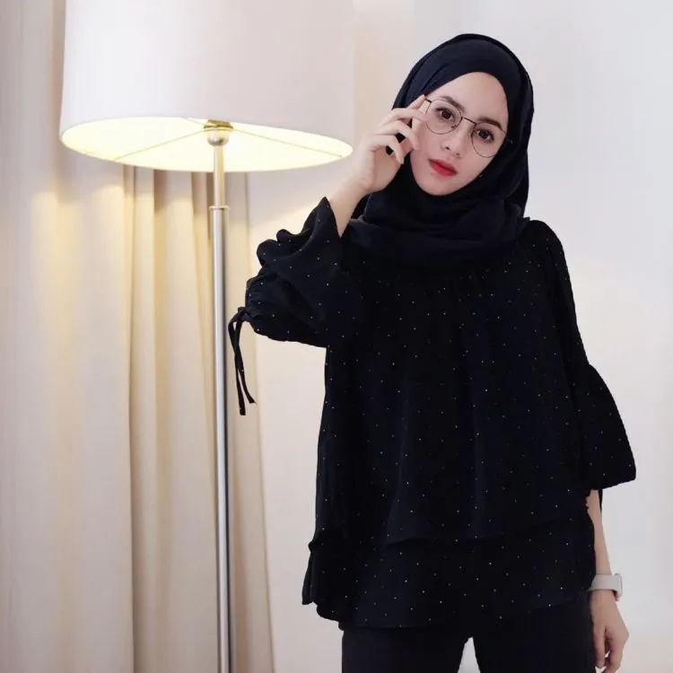 Sering Dikira Mau Layat Karena Pakai Baju Hitam? 12 Jurus Padu Padan Cantik Ini Harus Kamu Coba! 21