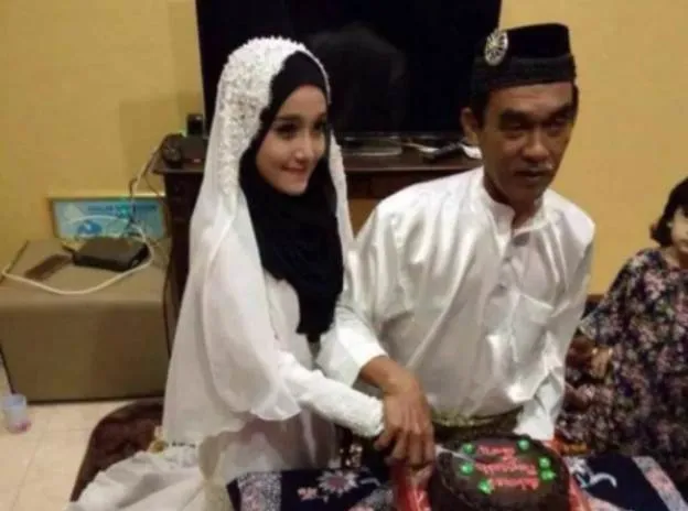 Para Jomblo, Contohlah para Lelaki yang Ketemu Jodoh di Usia Senja ini. Mereka Nggak Patah Semangat! 7