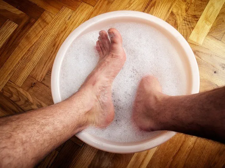 Buat Cowok-cowok yang Malas Nyuci Kaus Kaki, Inilah Cara Biar Kakimu Nggak Bau Lagi 7