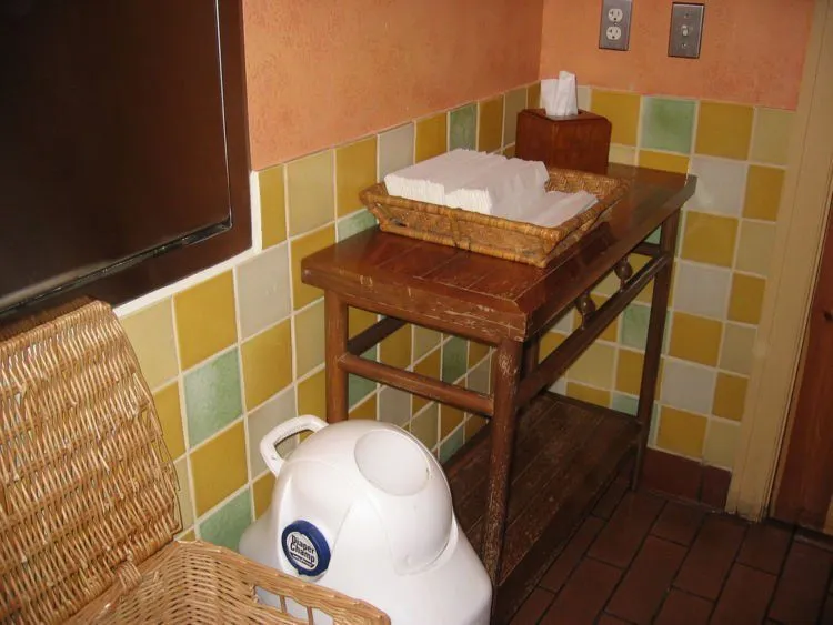 Punya Kamar Mandi Kecil dan Sempit? 10 Ide Ini Bisa Membuatnya Lebih Lengang dan Tertata 18