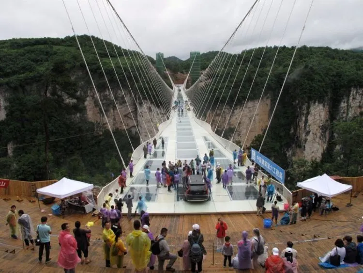 Baru Dua Minggu, Eh Jembatan Kaca Terpanjang Di Dunia Ini Sudah Ditutup Aja. Kira-kira Kenapa ya? 8
