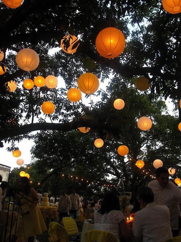 15 Inspirasi Tatanan Lampu Cantik di Pernikahan Outdoor, Murah Meriah Tapi Bikin Resepsimu Naik Kelas 17