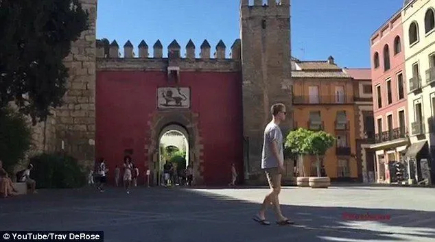 Bosan dengan Selfie, Pria Ini Moonwalk Ala Michael Jackson di 27 Landmark Kota Di Eropa! Luar Biasa Ya 11