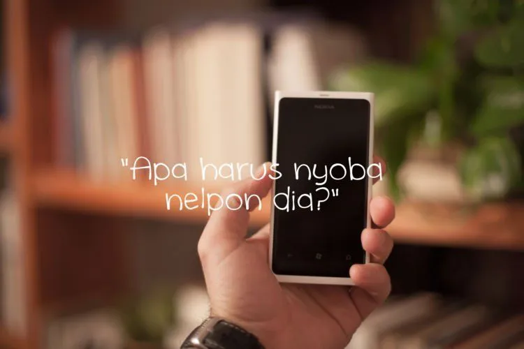 10 Pikiran Aneh Cowok Saat Cewek Incarannya Nggak Bales Chat. Jangan Dikira Adem-adem Aja! 14