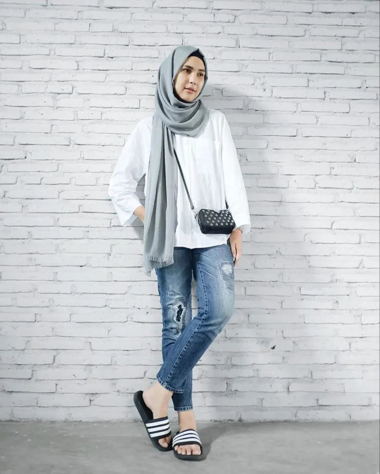Keburu Dandan dan Bingung Memilih Pakaian? Padu-padan Hijab dan Kemeja Ini Bisa Jadi Teman 16